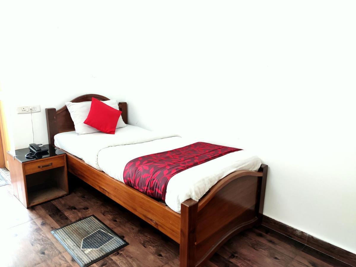 Hotel Nakshatra Karimganj Buitenkant foto